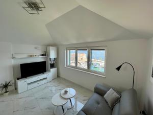 TV a/nebo společenská místnost v ubytování Apartman Mala plaža 2