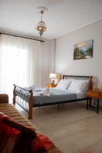 1 dormitorio con cama y ventana en Androniki's Home en Rethymno Town