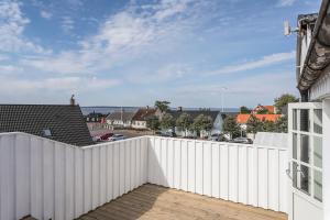 een wit hek op een balkon met uitzicht op de stad bij Hotell MAVI in Viken
