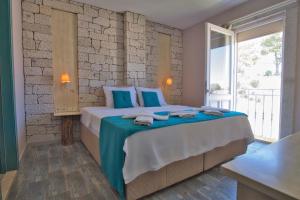 une chambre avec un grand lit avec des serviettes dessus dans l'établissement İonic Alaçatı, à Çeşme 30 autres photos