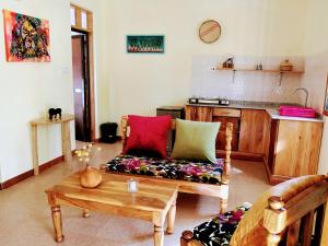 uma sala de estar com um sofá e uma mesa em Heart Of Africa Adventure and Apartments em Arusha