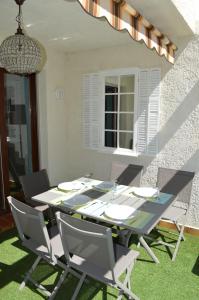een eettafel en stoelen in de tuin bij STUDIO 109 GRANDE TERRASSE in Bandol