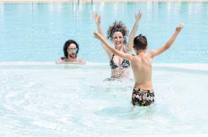 un groupe de personnes dans une piscine dans l'établissement Villa Zina Family Resort, à Custonaci