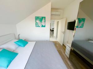 Postel nebo postele na pokoji v ubytování Apartman Mala plaža 2