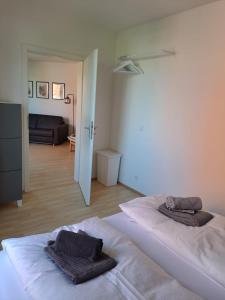 una camera con due letti e un soggiorno di Ferienwohnung Auszeit a Rostock
