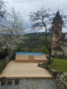 un ponte di legno con una torre dell'orologio sullo sfondo di Vila Anička Vimperk a Vimperk