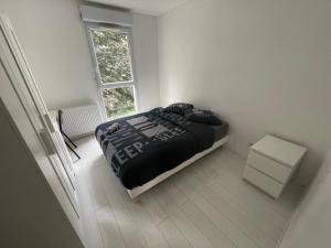 a small bedroom with a bed and a window at T5 4 chambres Gratte ciel, Villeurbanne, meublé in Villeurbanne