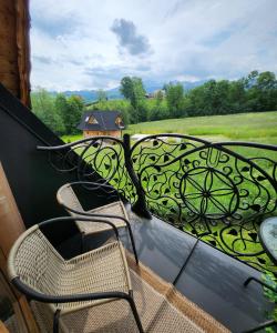 Vonkajšia záhrada v ubytovaní Góralska Chatka 2 Highland Cottage - Split AC, Jacuzzi, Sauna, Private parking, Mountains View, Garden, Zakopane