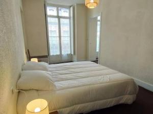 コトレにあるAppartement Cauterets, 2 pièces, 5 personnes - FR-1-234-145の大型ベッド1台(窓2つ付)