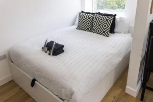 een bed met een zwarte tas bovenop bij 203, THE KOVÉ, West Hill Road in Bournemouth