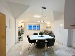 Kuchyň nebo kuchyňský kout v ubytování Apartman Mala plaža 2