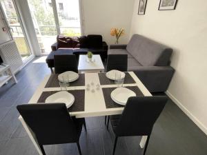 sala de estar con mesa y sofá en T5 4 chambres Gratte ciel, Villeurbanne, meublé, en Villeurbanne