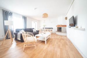 un soggiorno con divano e tavolo di Casa A Bicuda a Ferrol