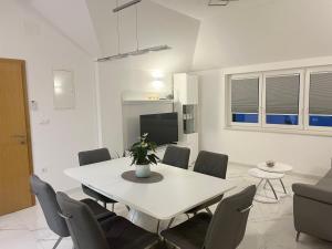 TV a/nebo společenská místnost v ubytování Apartman Mala plaža 2