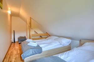 ウストシキ・ドルネにあるBieszczadzki Horyzontのベッドルーム1室(ベッド2台付)、階段