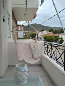 hamak na balkonie z widokiem w obiekcie PiPi's House w mieście Nea Artaki