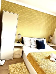 Un pat sau paturi într-o cameră la Campbell Park apartment with a balcony and free parking