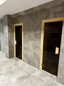 due porte su un muro in una stanza di La Riva Mia Spa Dziwnów a Dziwnów