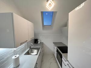 Kuchyň nebo kuchyňský kout v ubytování Apartman Mala plaža 2