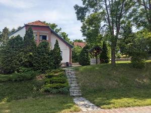 Vonkajšia záhrada v ubytovaní Guest house Magyar Route 66
