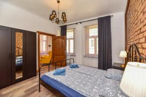 1 dormitorio con 1 cama en una habitación con ventanas en VILLA KURLAND, en Ventspils