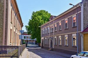 una calle vacía en un viejo pueblo con edificios en VILLA KURLAND, en Ventspils