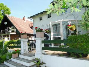 uma casa com um banco verde em frente em Pommernhof em Ustronie Morskie