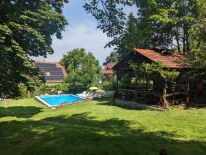 Bazén v ubytovaní Guest house Magyar Route 66 alebo v jeho blízkosti