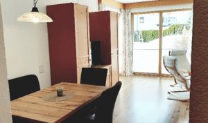 ein Esszimmer mit einem Holztisch und Stühlen in der Unterkunft Haus Angelika in Ehrwald