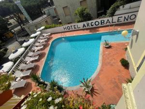 チェッレ・リーグレにあるHotel Arcobalenoのホテルの宿泊施設のスイミングプールのオーバーヘッドビュー