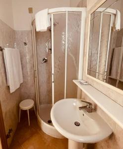 uma casa de banho com um lavatório e um chuveiro em Hotel Arcobaleno em Celle Ligure
