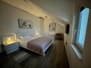 Postel nebo postele na pokoji v ubytování Apartman Mala plaža 2
