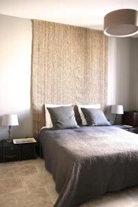 una camera con un grande letto e due lampade di Les Cachettes ad Avignone