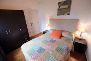 トレリャ・デ・モングリにあるMoli 2のベッドルーム1室(オレンジ色の枕が付いたベッド1台付)