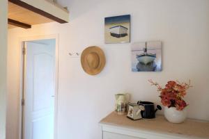 um balcão de cozinha com um vaso e quadros na parede em Moli 2 em Torroella de Montgrí