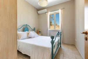 Schlafzimmer mit einem Bett und einem Fenster in der Unterkunft Tenuta Gianfredi by BarbarHouse in Casarano