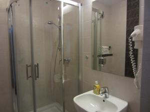 Willa M cisza w centrum miasta في كرينيتسا زدروي: دش مع باب زجاجي بجوار حوض ومرآة +41 صورة