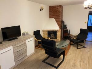 TV a/nebo společenská místnost v ubytování Apartmán Pod Mandloní