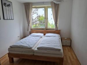 a bed in a room with a window at Stadtwohnung in Rohrbach in Rohrbach in Oberösterreich