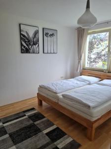1 dormitorio con 2 camas y ventana en Stadtwohnung in Rohrbach, en Rohrbach in Oberösterreich