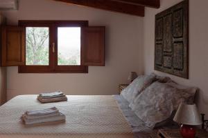 a bedroom with a bed with two towels on it at Sa Guardia de Ferricci in Solanas