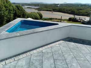 ein Schwimmbad auf dem Dach eines Hauses in der Unterkunft Cascade Lodge & Hot Tub in Donegal