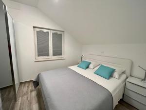 Postel nebo postele na pokoji v ubytování Apartman Mala plaža 2