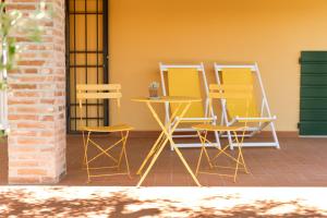 un grupo de sillas y una mesa en un patio en B&B La Casetta, en Montecarlo