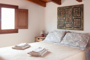 a bedroom with a bed with two towels on it at Sa Guardia de Ferricci in Solanas