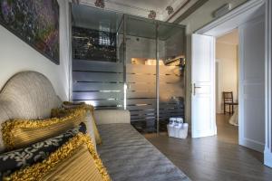 salon z kanapą i szklaną ścianą w obiekcie Pane Amore e Marmellata w mieście Palermo