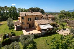 - une vue aérienne sur une maison avec une cour dans l'établissement B&B La Casetta, à Montecarlo