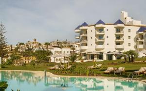 uma vista para um resort com uma piscina em La Zambra Resort GL, part of The Unbound Collection by Hyatt em Mijas