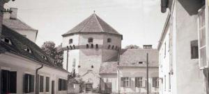 シビウにあるTurnul Portiiの塔のある建物の白黒写真