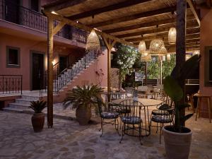 拉加納斯的住宿－Anemelia Retreat，一个带桌椅的庭院和一个楼梯